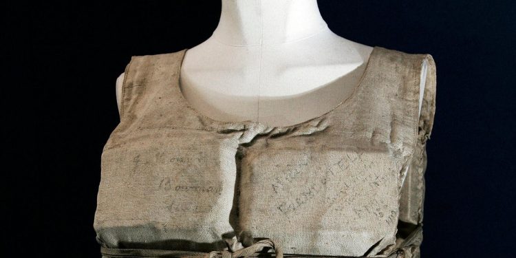 Subastan chaleco salvavidas usado por superviviente del Titanic por más de 900.000 dólares