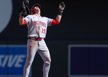 TJ Friedl tiene un doble de 3 carreras en el noveno, y los Rojos se recuperan para ganar 7-4 en 10 para barrer a los Mellizos en 3 juegos