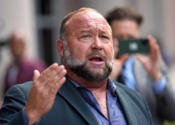 The Onion lanza una nueva oferta para hacerse cargo de Infowars de Alex Jones y convertirlo en una plataforma de parodia
