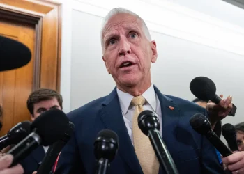 Tillis dice que está preparado para seguir adelante con la nominación de Kevin Warsh a la presidencia de la Reserva Federal