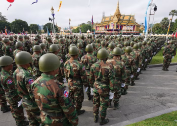Tras los combates del año pasado con Tailandia, Camboya prepara una nueva ley de reclutamiento para hombres de entre 18 y 25 años