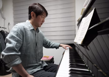 Tras un derrame cerebral paralizante, un pianista surcoreano se recrea como intérprete con una sola mano