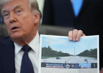 Trump dice que revestirá el fondo de la piscina reflectante del Monumento a Lincoln, volviéndolo azul