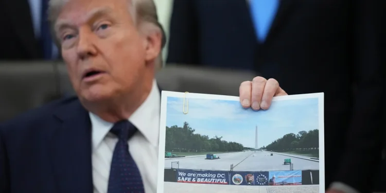 Trump dice que revestirá el fondo de la piscina reflectante del Monumento a Lincoln, volviéndolo azul