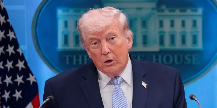 Trump y altos funcionarios comparten nuevos detalles del rescate de aviadores estadounidenses de Irán Trump y altos funcionarios comparten nuevos detalles del rescate de aviadores estadounidenses de Irán