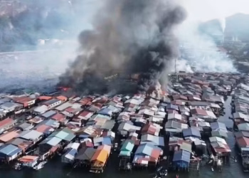 Un incendio destruye 1.000 viviendas en un pueblo costero de Malasia en la isla de Borneo