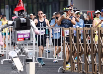 Un robot humanoide corre hacia la victoria en Beijing y bate el récord humano de media maratón