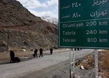 Un viaje de 12 horas a través de Irán ofrece destellos de destrucción, desafío y vida cotidiana.