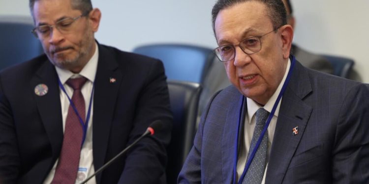 Valdez Albizu proyecta economía dominicana crecerá en torno al 3.5% y 4%