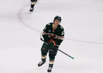 Wallstedt hace 35 salvamentos para Wild en la victoria por 3-2 sobre los Ducks en una preparación para los playoffs para ambos equipos.