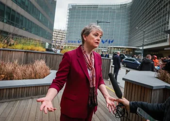 Irán no puede 'secuestrar' el estrecho de Ormuz con peajes, dice Yvette Cooper