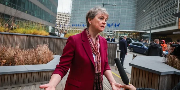 Irán no puede 'secuestrar' el estrecho de Ormuz con peajes, dice Yvette Cooper