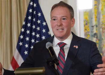Zeldin dice a los escépticos del clima que "celebren la reivindicación" tras la derogación de la norma climática básica