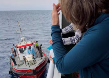 España se prepara para las evacuaciones mientras un crucero afectado por hantavirus se dirige a las Islas Canarias