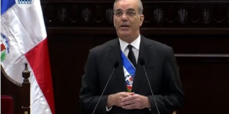 Abinader ordena detener proyecto explotación minero en San Juan