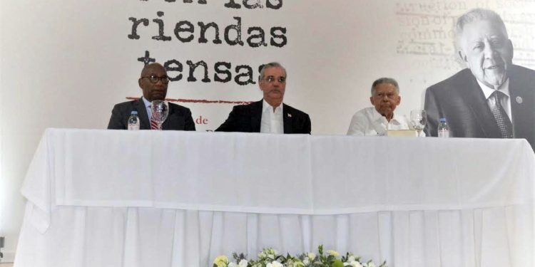 Abinader y rector de la UASD encabezan acto puesta en circulación libro de Juan Bolívar Díaz