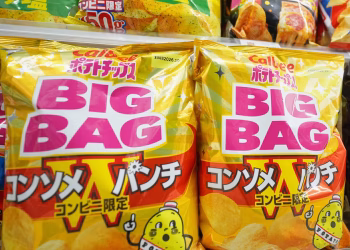 Algunos paquetes de bocadillos japoneses se están volviendo blancos y negros a medida que la guerra de Irán agota el suministro de tinta