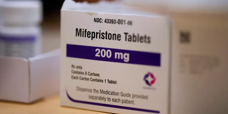Alito restablece temporalmente la norma de la FDA que permite el envío por correo de la píldora abortiva mifepristona