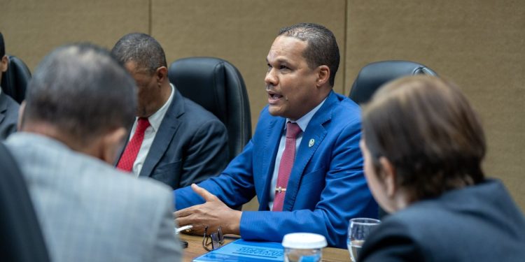 Ante diputados, Radhamés Silverio defiende rol de la UASD en examen de residencias médicas