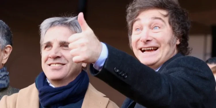 Caputo defendió el rumbo económico y aseguró que “la economía se va a llevar puesta a la política” en el año electoral