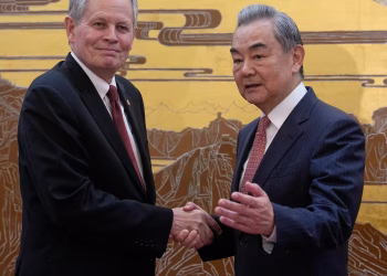 China dice que los lazos con Estados Unidos se mantienen estables antes de la visita de Trump a pesar de las "interrupciones"