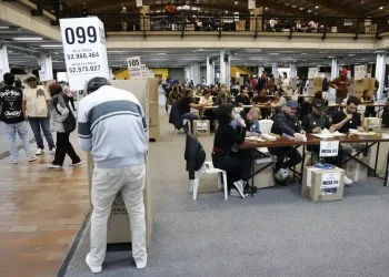 Colombia vota sin incidencias en primera vuelta para elegir al sucesor del presidente Gustavo Petro