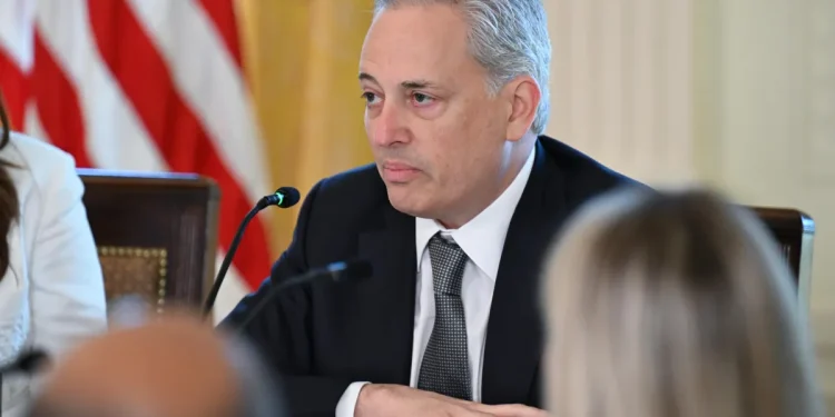 Cómo David Sacks se estrelló y quemó en la Casa Blanca