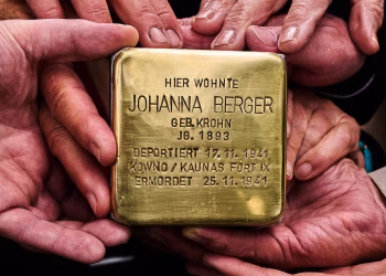 Cómo las piedras conmemorativas de un artista alemán convierten las aceras de Berlín en monumentos conmemorativos del Holocausto