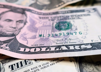Cómo un dólar más débil silenciosamente encarece la vida