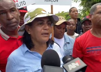 Comunidades en El Higüero de Santo Domingo Norte paralizan actividades productivas, educativas y transporte en demanda de carretera, aceras y contenes