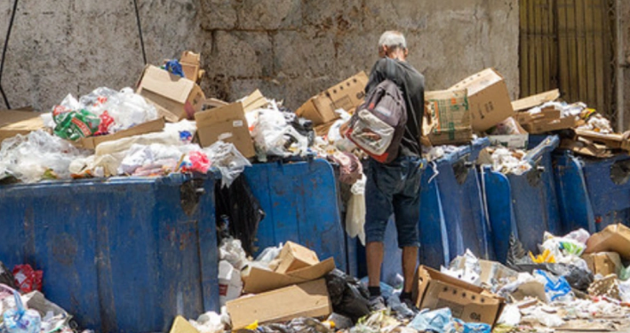 Crisis total en Cuba: miles de personas buscan comida en la basura para sobrevivir Crisis total en Cuba: miles de personas buscan comida en la basura para sobrevivir