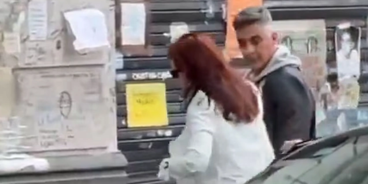 Cristina Kirchner fue grabada caminando por Constitución libremente durante su prisión domiciliaria Cristina Kirchner fue grabada caminando por Constitución libremente durante su prisión domiciliaria