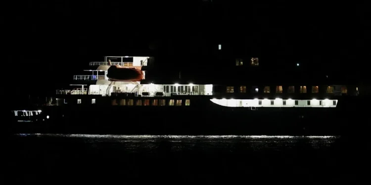 Crucero afectado por hantavirus llega a Canarias, donde los pasajeros, algunos tripulantes, serán evacuados Crucero afectado por hantavirus llega a Canarias, donde los pasajeros, algunos tripulantes, serán evacuados