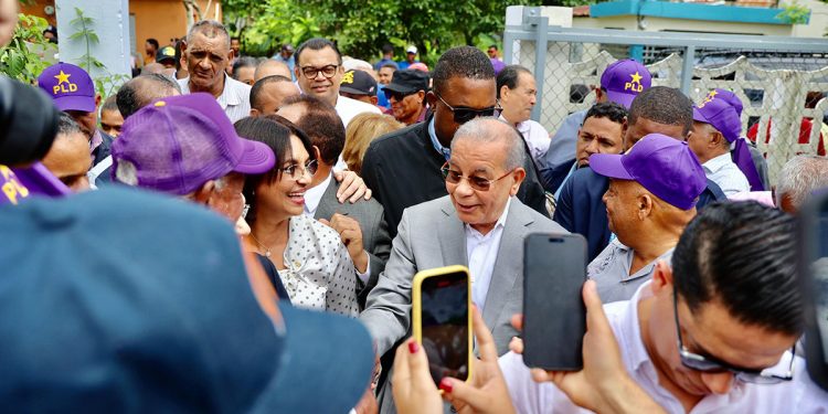 Danilo Medina define como “sospechosa” decisión de la JCE de suspender encuestas Danilo Medina define como “sospechosa” decisión de la JCE de suspender encuestas