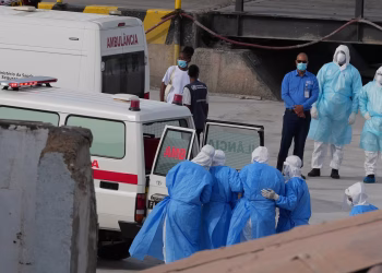 Decenas de pasajeros abandonaron un crucero afectado por hantavirus tras la primera muerte