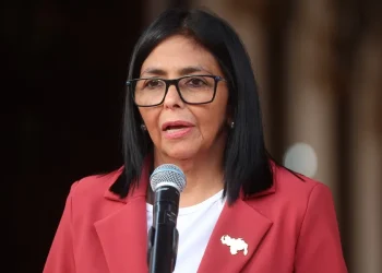 Delcy Rodríguez llega a Países Bajos para «defender» Venezuela