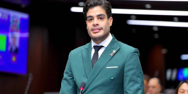 Diputado Bray Vargas anuncia su retiro del modelaje
