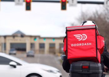 DoorDash planea gastar más de 50 millones de dólares en alivio del precio de la gasolina para sus conductores esta primavera