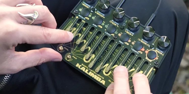 El Bastl Kalimba es un sintetizador salvaje que piensa que es un piano de pulgar El Bastl Kalimba es un sintetizador salvaje que piensa que es un piano de pulgar