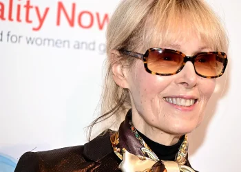El Departamento de Justicia investiga la financiación externa que recibió E. Jean Carroll para demandas civiles contra Trump, dicen las fuentes
