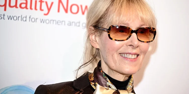 El Departamento de Justicia investiga la financiación externa que recibió E. Jean Carroll para demandas civiles contra Trump, dicen las fuentes