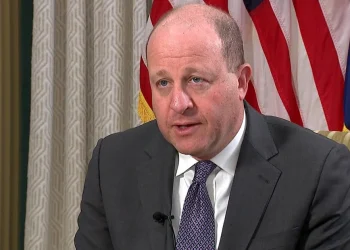 El Partido Demócrata de Colorado censura al gobernador Jared Polis tras conmutar la sentencia de Tina Peters
