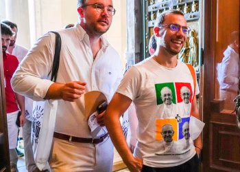 El Vaticano envía nuevas señales de apertura, pero limitaciones en su acercamiento a los católicos LGBTQ+