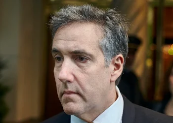 El abogado de Trump convertido en crítico, Michael Cohen, dice que está solicitando un reclamo de "fondo contra las armas"