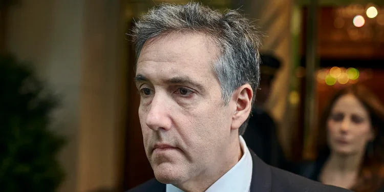 El abogado de Trump convertido en crítico, Michael Cohen, dice que está solicitando un reclamo de "fondo contra las armas"