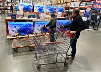 El crecimiento de las ventas minoristas se desaceleró en abril con respecto a marzo, ya que el mayor costo del gas deja menos espacio para artículos no esenciales.