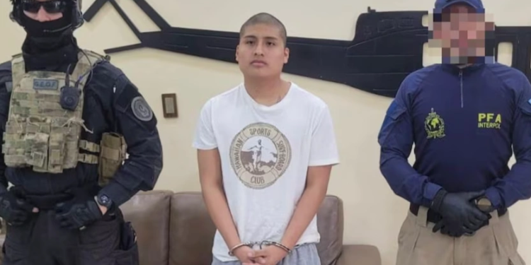 El delincuente peruano “Pequeño J” llegó a la Argentina y será indagado por el triple crimen narco El delincuente peruano “Pequeño J” llegó a la Argentina y será indagado por el triple crimen narco