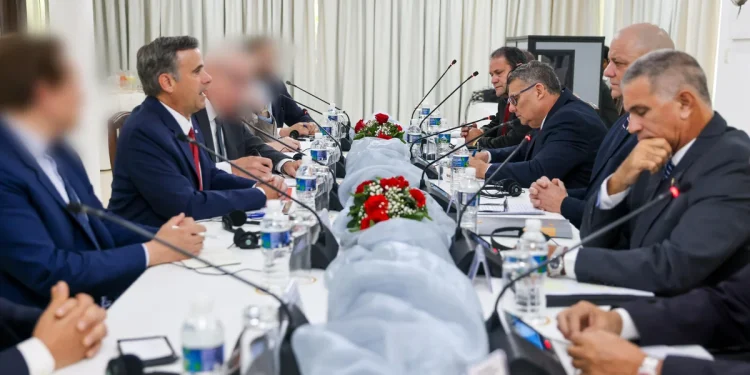 El director de la CIA llevó al líder paramilitar involucrado en la captura de Maduro a una reunión en Cuba, dicen fuentes