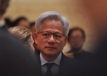 El director ejecutivo de Nvidia, Jensen Huang, prueba el 'zhajiangmian' de Beijing en una gira gastronómica