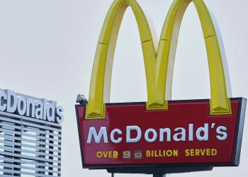El enfoque de McDonald's en el valor y una gran hamburguesa nueva impulsan las ventas en el primer trimestre